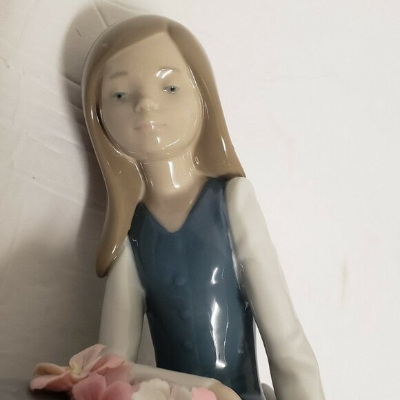 LLadro "NOSTALGIA" #5071Girl sitting on ground flowers in lap Procelain - Picture 6 of 13